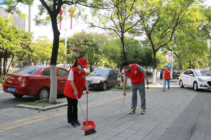 荆州中院青年干警走上街头开展志愿服务 (1).jpg