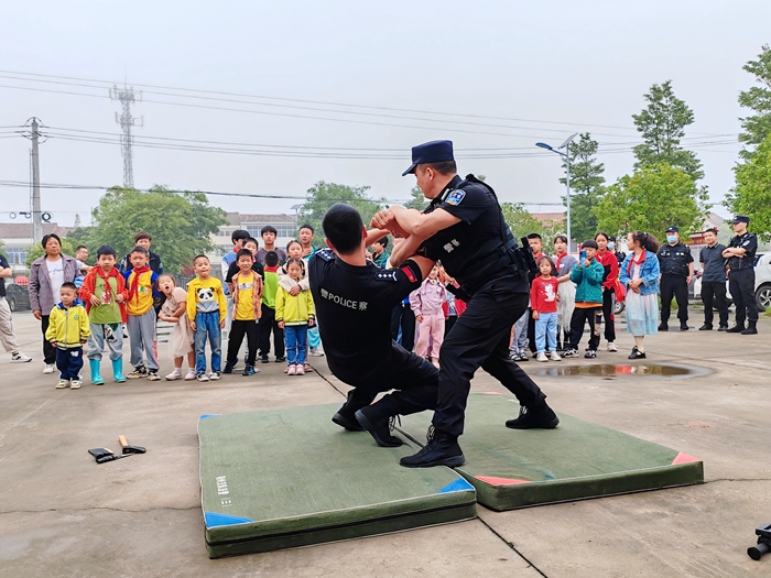 法警支队教练员计招思展示防身术1.jpg