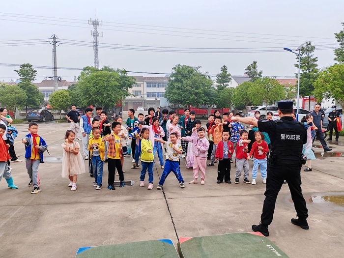 法警支队教练员计招思展示防身术4.jpg